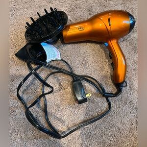 NWOT CONAIR Infiniti PRO blowdryer with attachments